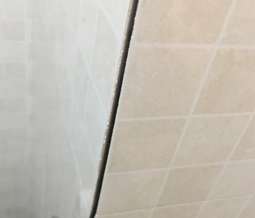 锡山瓷砖空鼓维修公司分享阳台瓷砖脱落的修复过程可以分为以下几个步骤