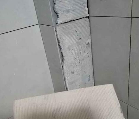 锡山瓷砖空鼓维修公司分享下厨房瓷砖脱落的补救措施。